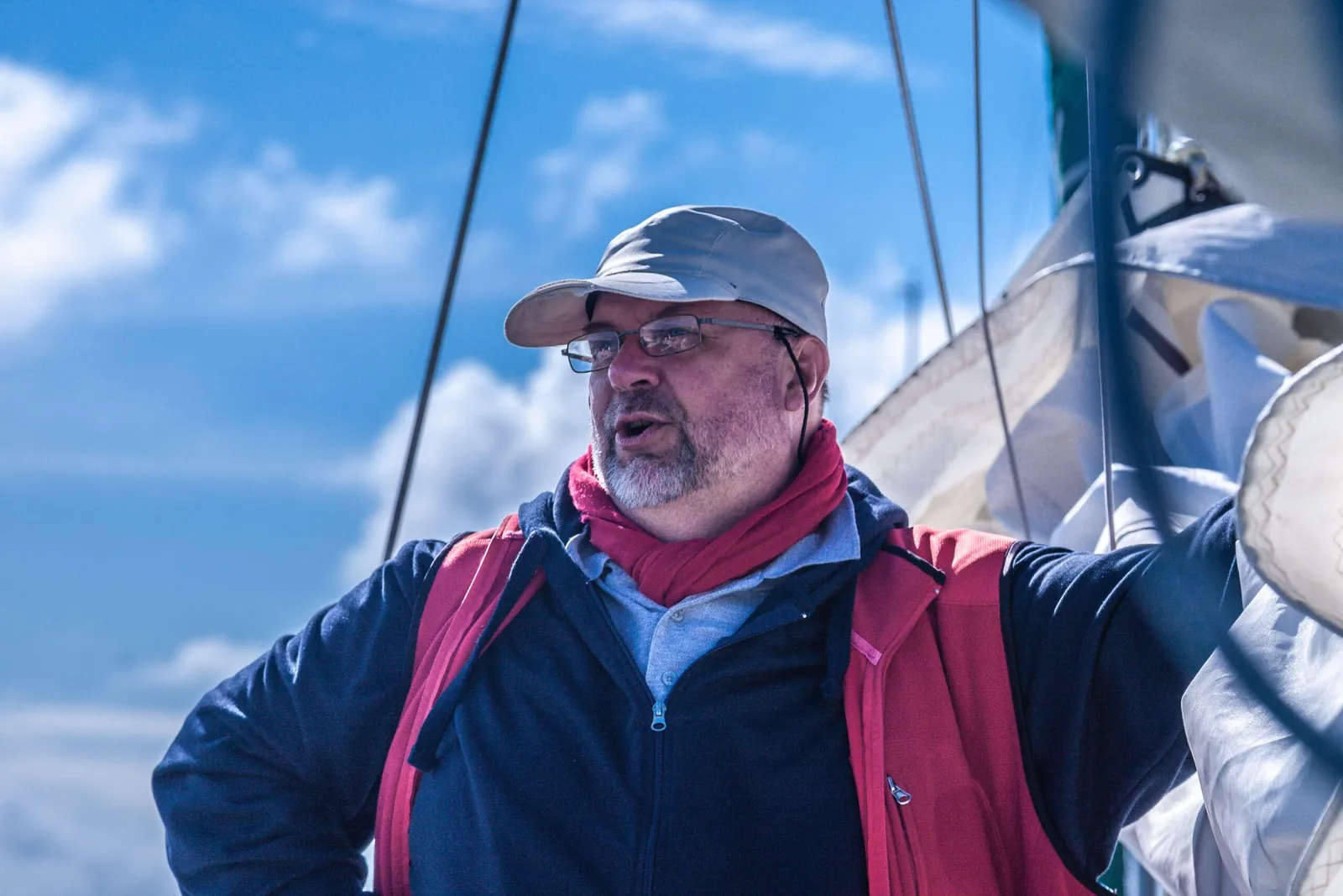 Segelyacht von vorn bei Fahrt