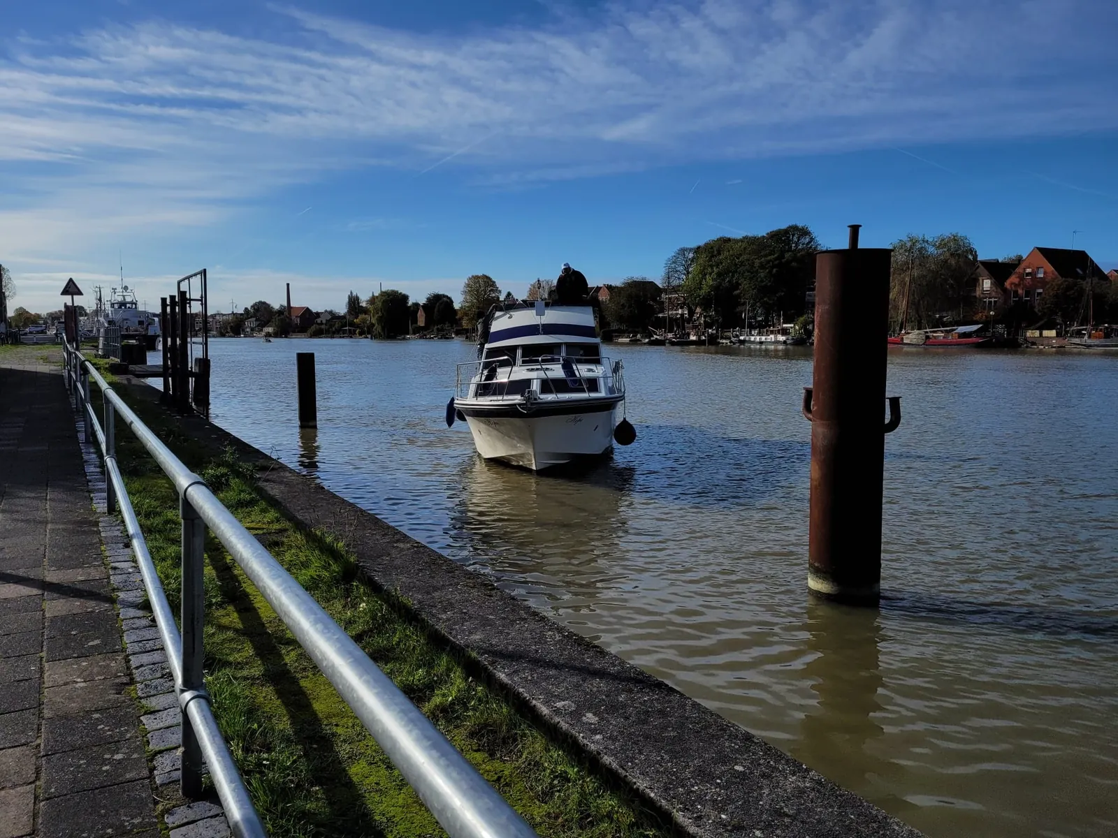 Skippertraining auf dem Motorboot im Hafen