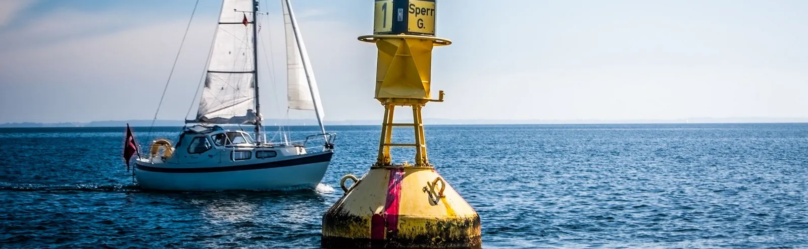Navigation an einer Fahrwassertonne
